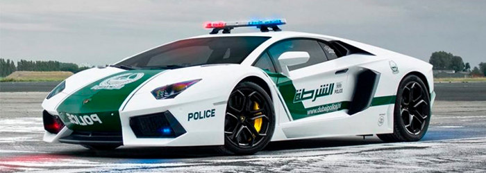 Lamborghini Aventador de policia, em uma pista de corrida